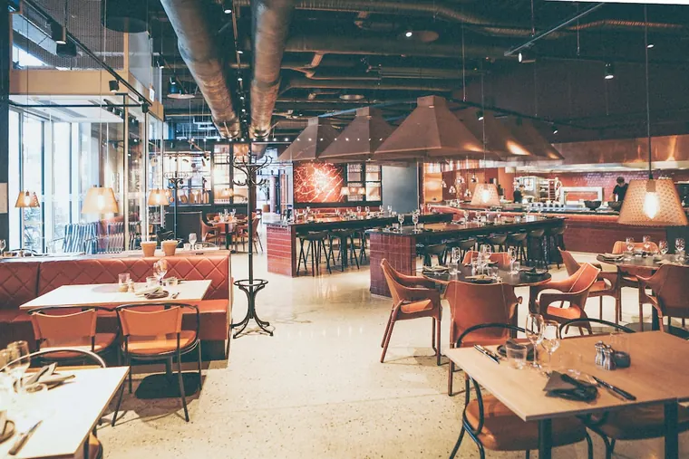 Salle et cuisine d'un restaurant professionnel