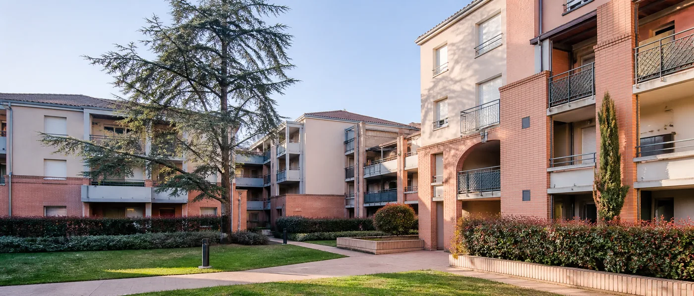 Copropriété résidentielle avec bâtiments, balcons et espaces communs