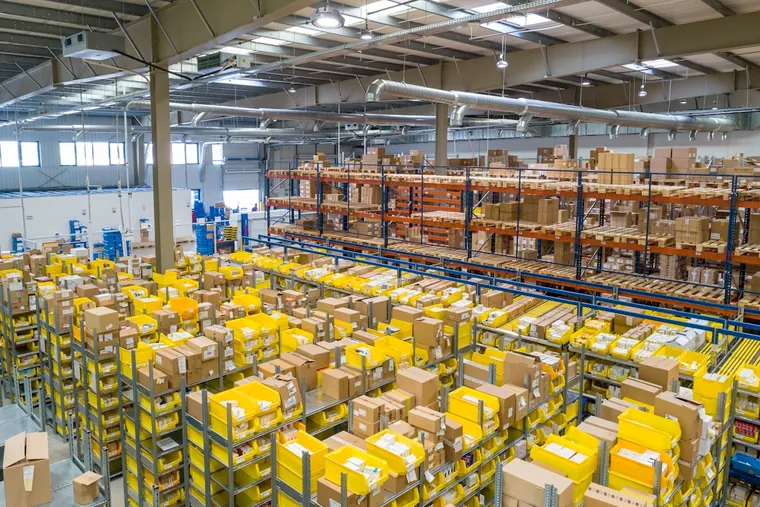 Entrepôt logistique avec rayonnages