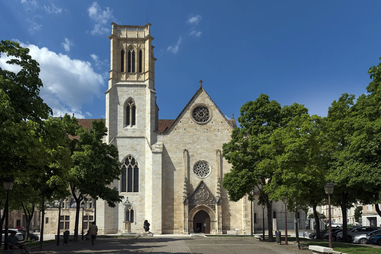 La cathédrale Saint-Caprais d’Agen vue de la place du Maréchal-Foch