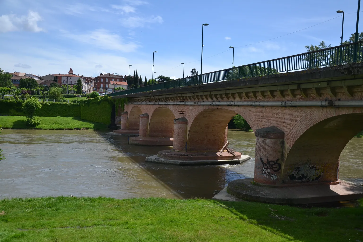 Le pont sur l’Ariège à Auterive, avec la ville en arrière-plan