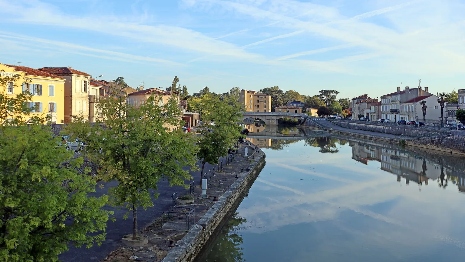 Les quais de la Baïse au centre de Condom