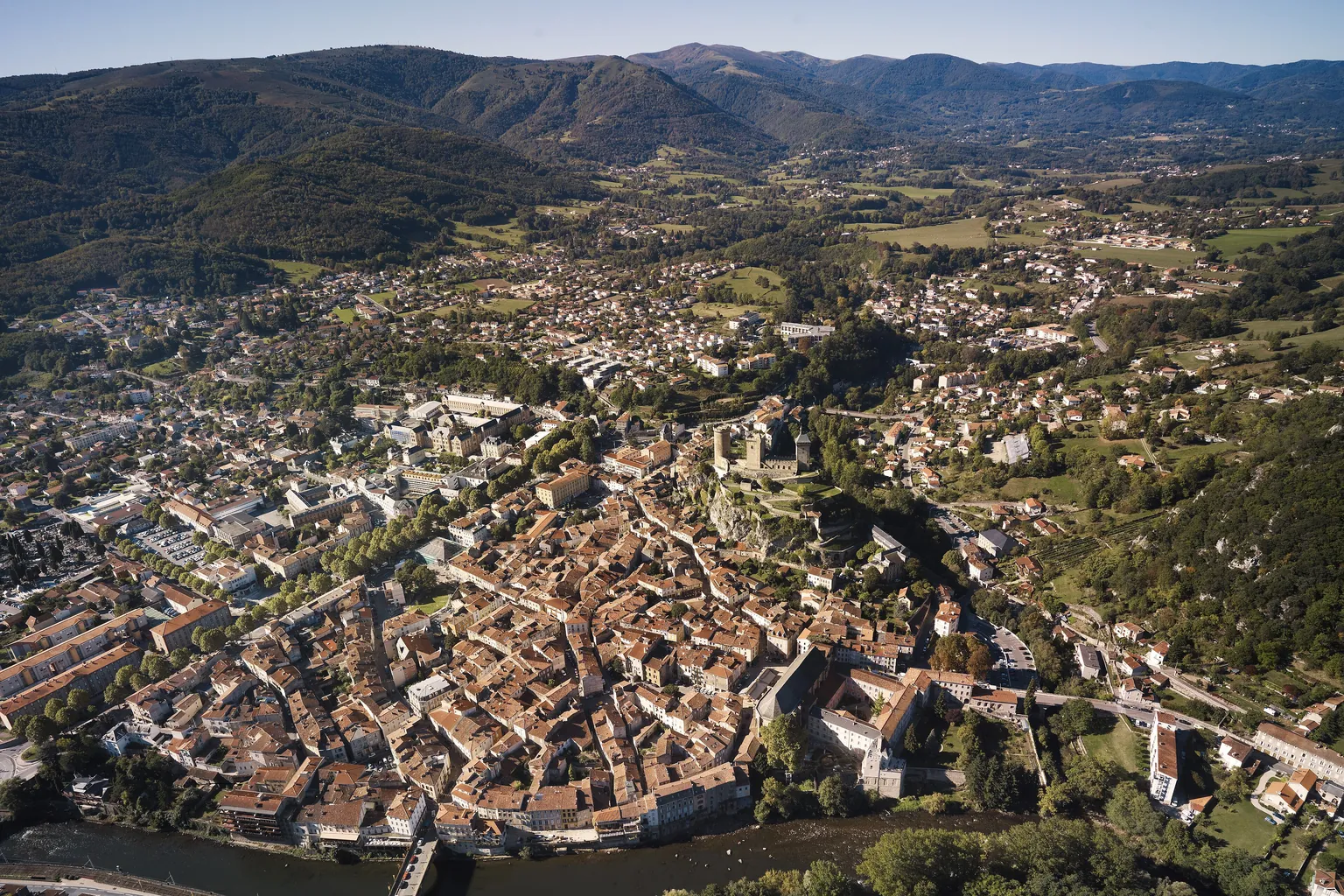 Vue aérienne de Foix, dominée par le château comtal