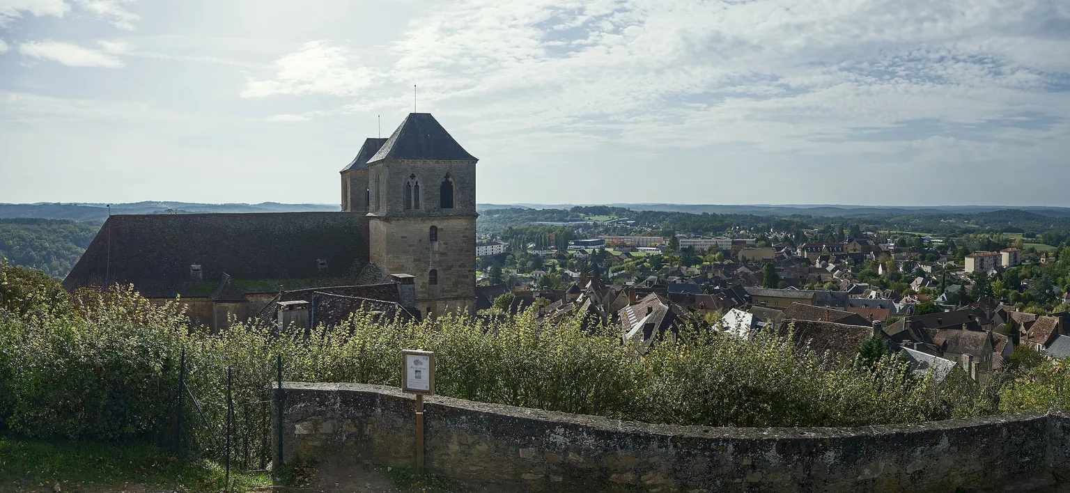 La butte de Gourdon et l’église Saint-Pierre