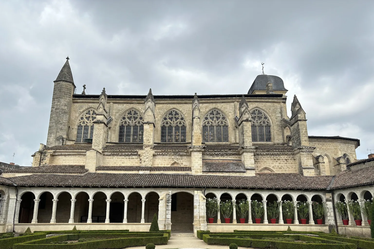L’église Notre-Dame de Marmande vue depuis les jardins
