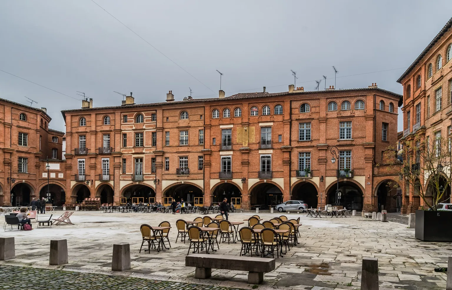 Les couverts en brique de la place Nationale à Montauban