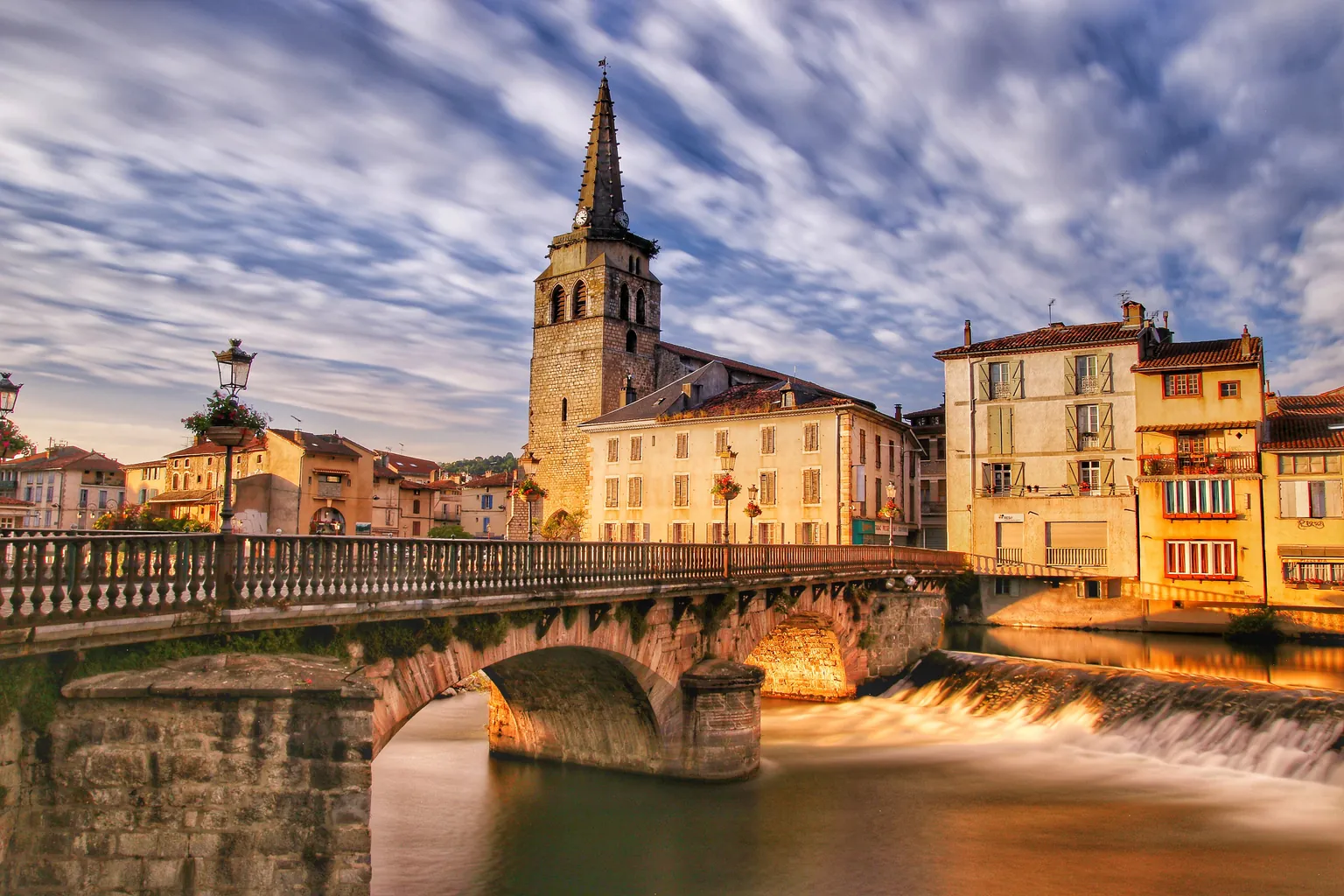 Le Pont-Vieux sur le Salat et l’église de Saint-Girons au coucher du soleil